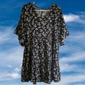 Universal Threads Small Flowy black & white loose fitting bell sleeves dress.